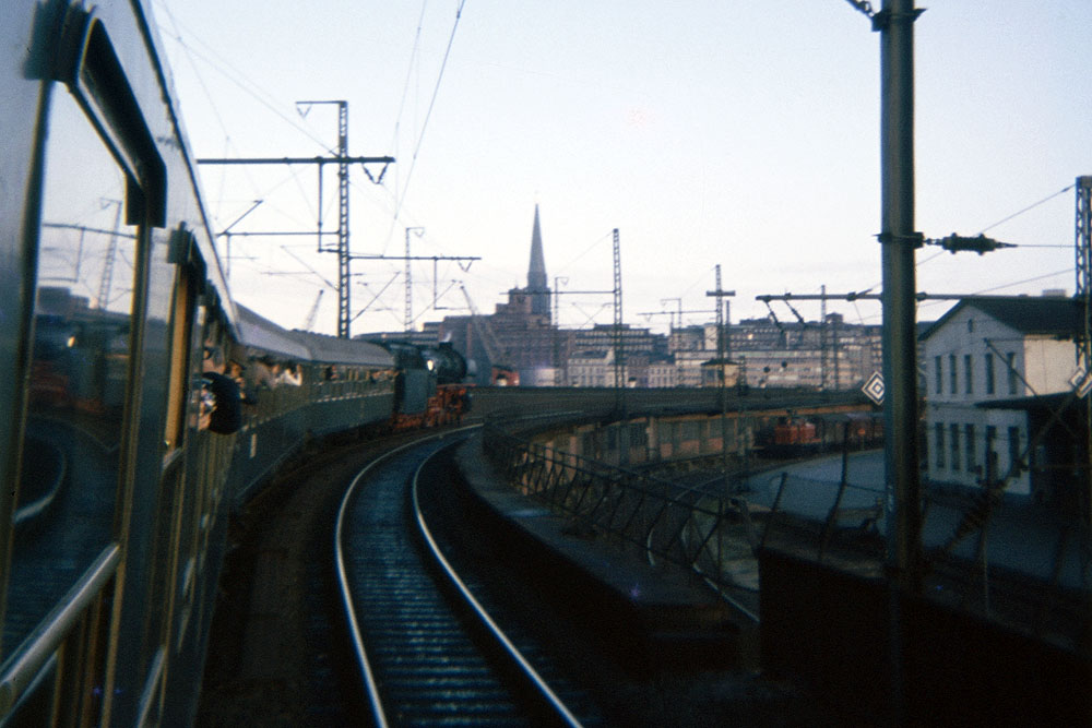 https://www.eisenbahnfotograf.de/datei/September 1972/0010102 DB 012077 Hamburg Pfeilerbahn 23.9.1972.jpg